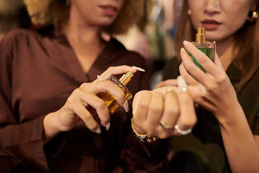 Cum să faci ca parfumul să reziste mai mult în 11 pași simpli